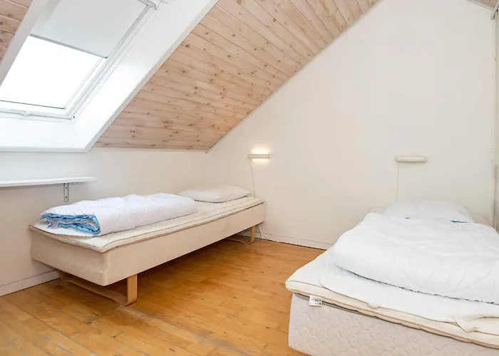 6 Person In Fano-by Traum *